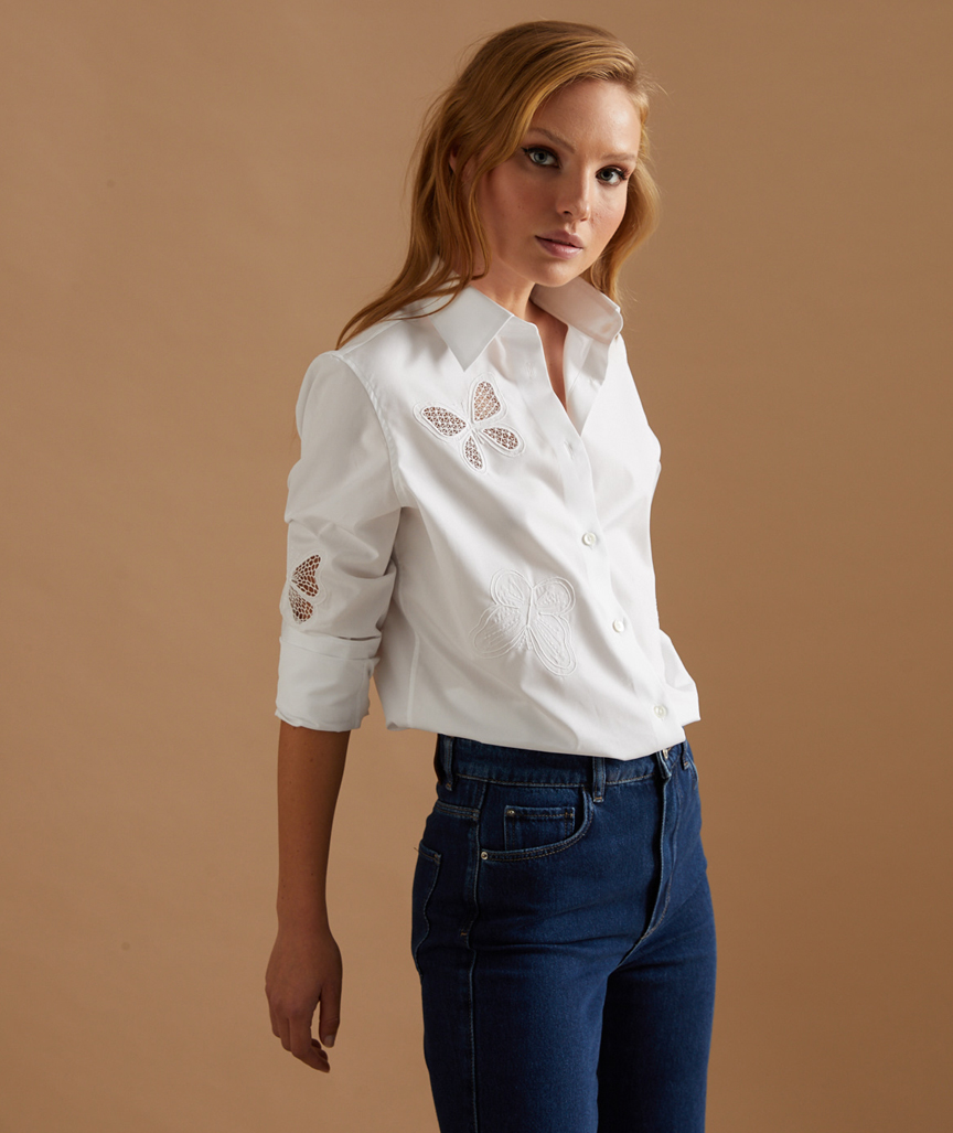 Hemd mit Schmetterling bestickt