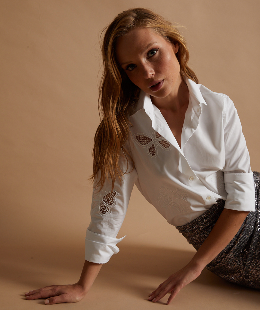 Hemd mit Schmetterling bestickt