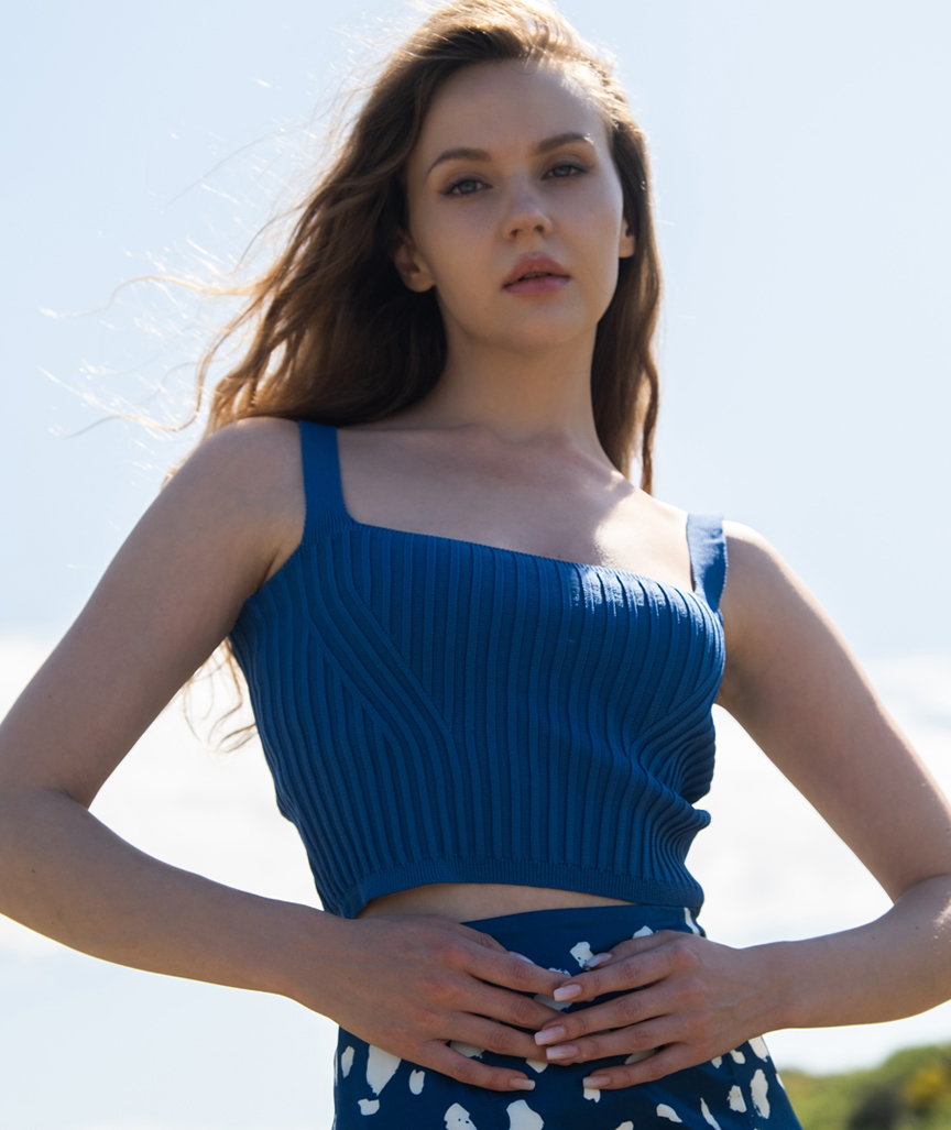 Blaues Strick-Crop-Top mit Trägern