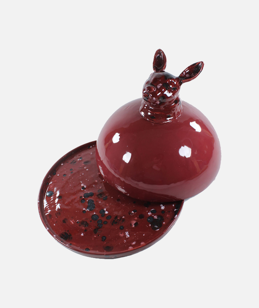 Rote Servierplatte mit Haube und Tierfigur