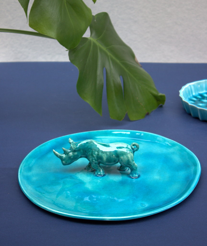 Teller mit Nashornfigur