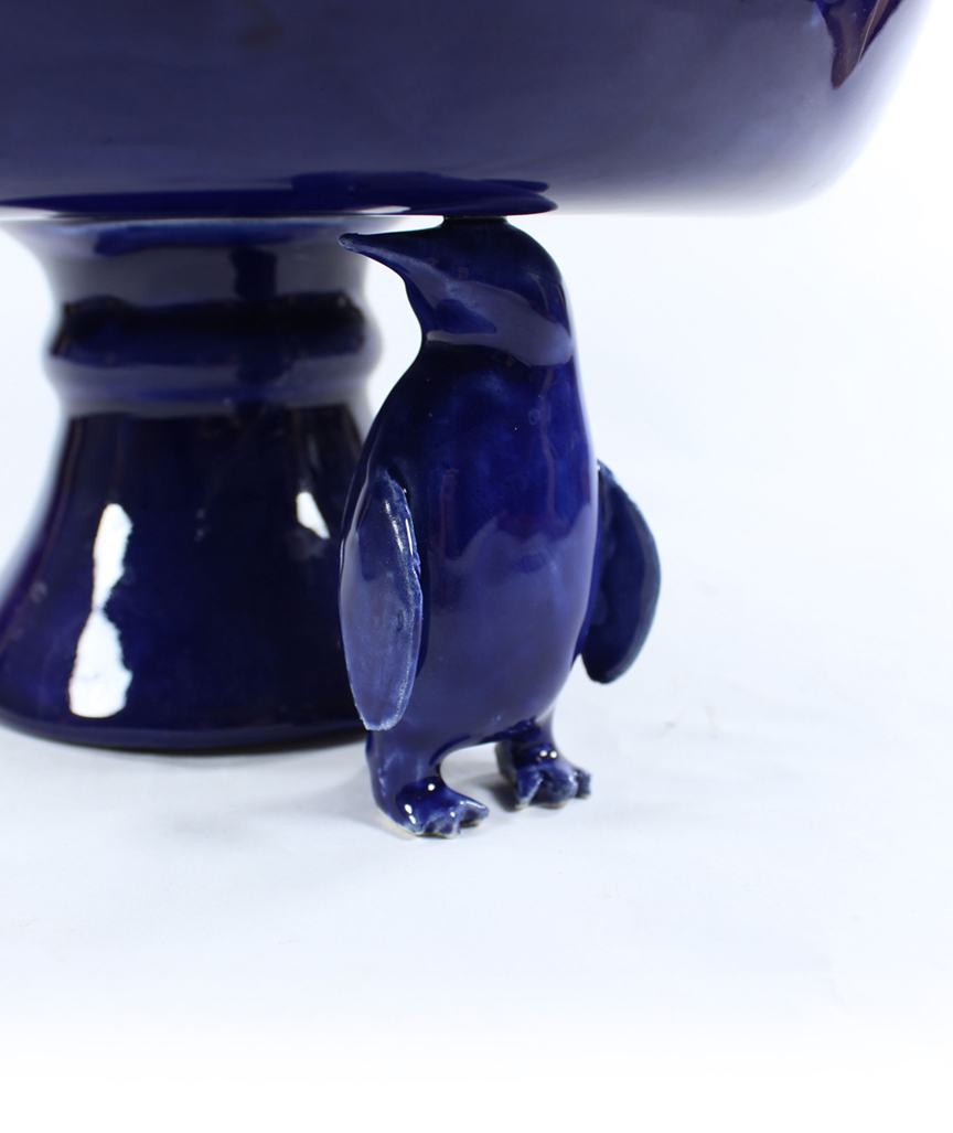 Servierplatte mit Haube und Tierfigur