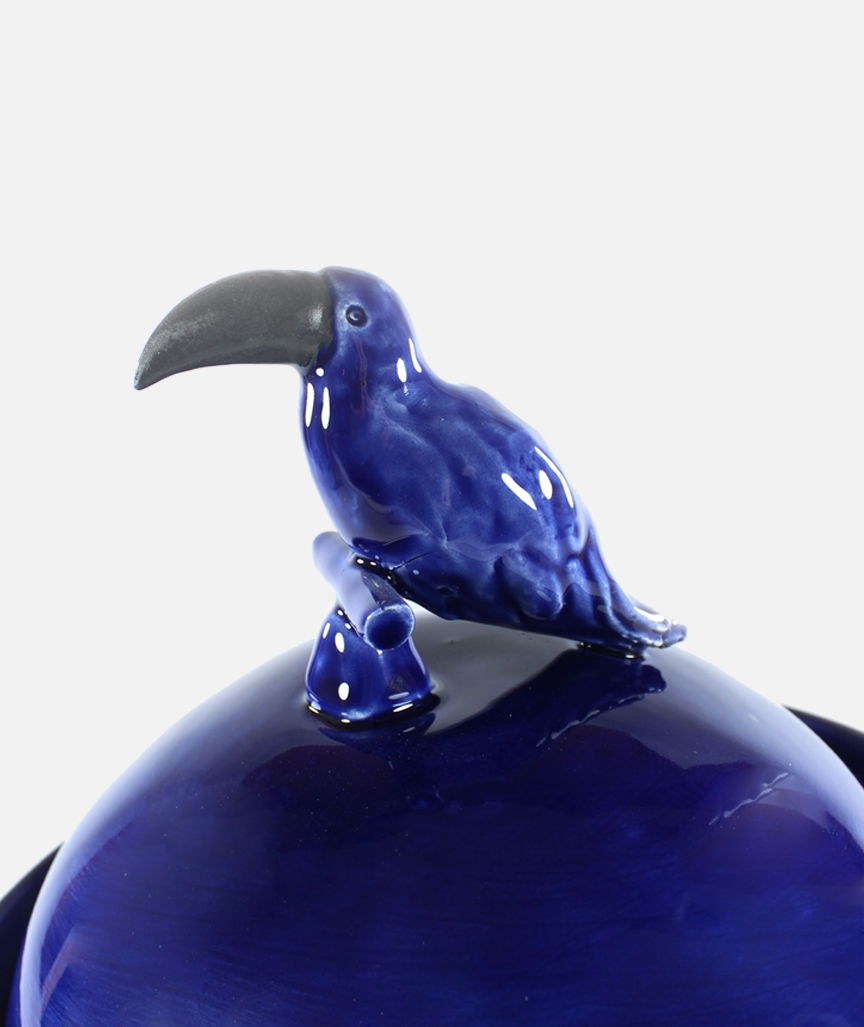 Servierplatte mit Haube und Tierfigur