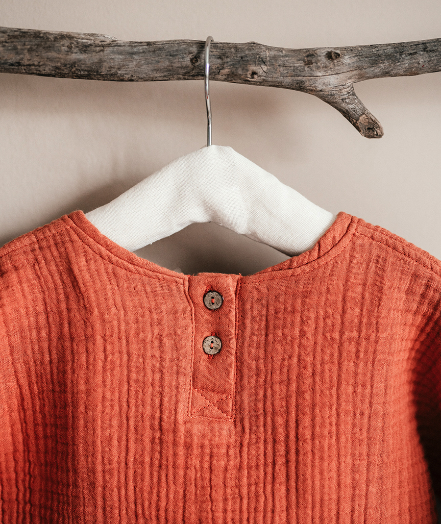 Brick-Red-Coloured-4-Layered-Muslin-Sweatshirt_4 Langärmliges Kinder-Sweatshirt in Ziegelrot