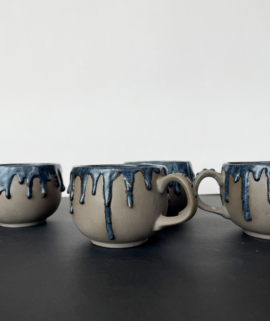 42saVIHru0FatWR Mitternachtsblaue Tasse mit Tropfen