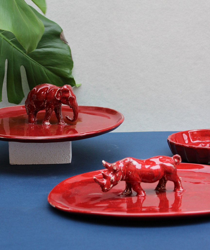 Teller mit Nashornfigur