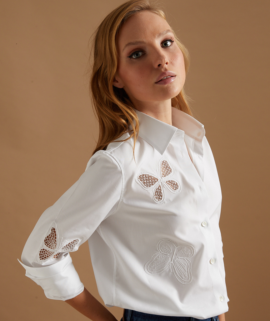 Hemd mit Schmetterling bestickt