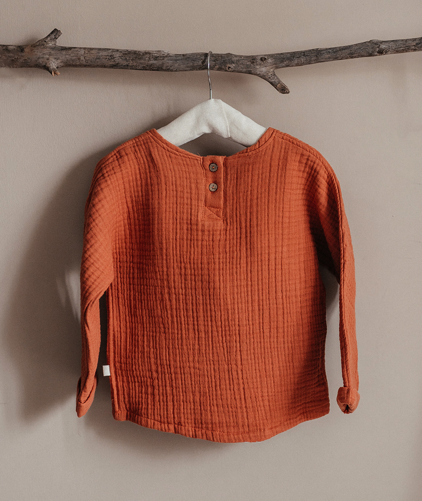 Brick-Red-Coloured-4-Layered-Muslin-Sweatshirt_2 Langärmliges Kinder-Sweatshirt in Ziegelrot