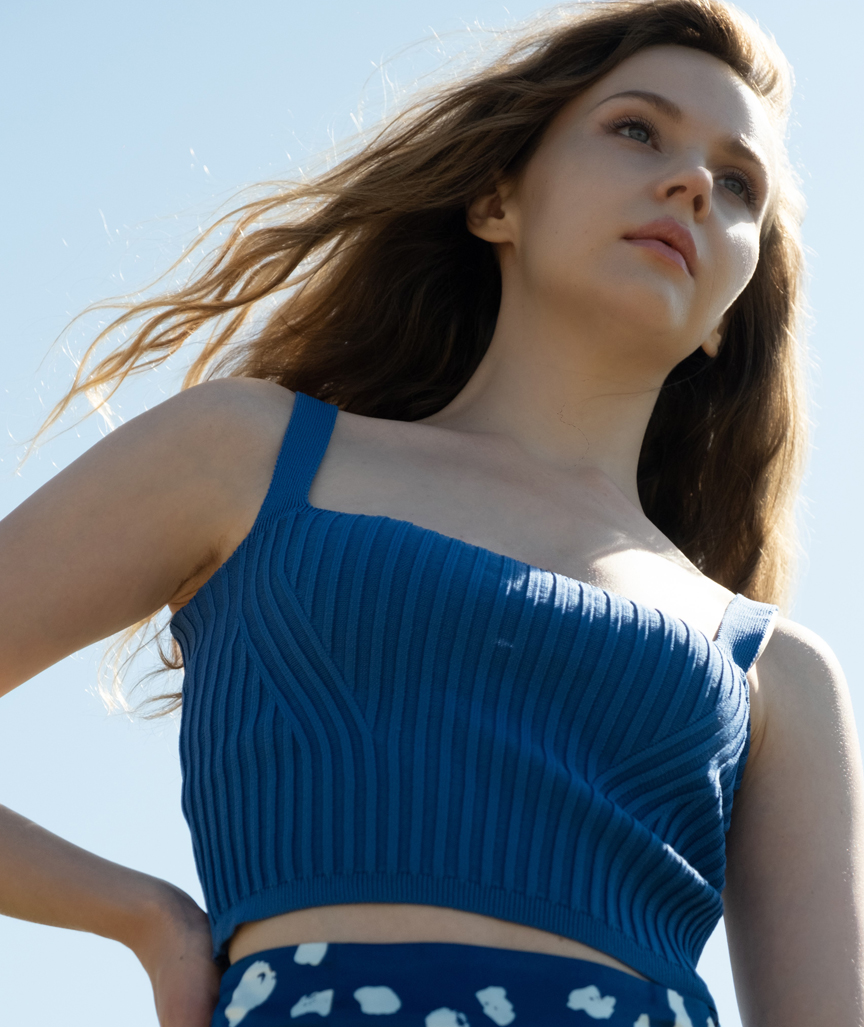 Blaues Strick-Crop-Top mit Trägern